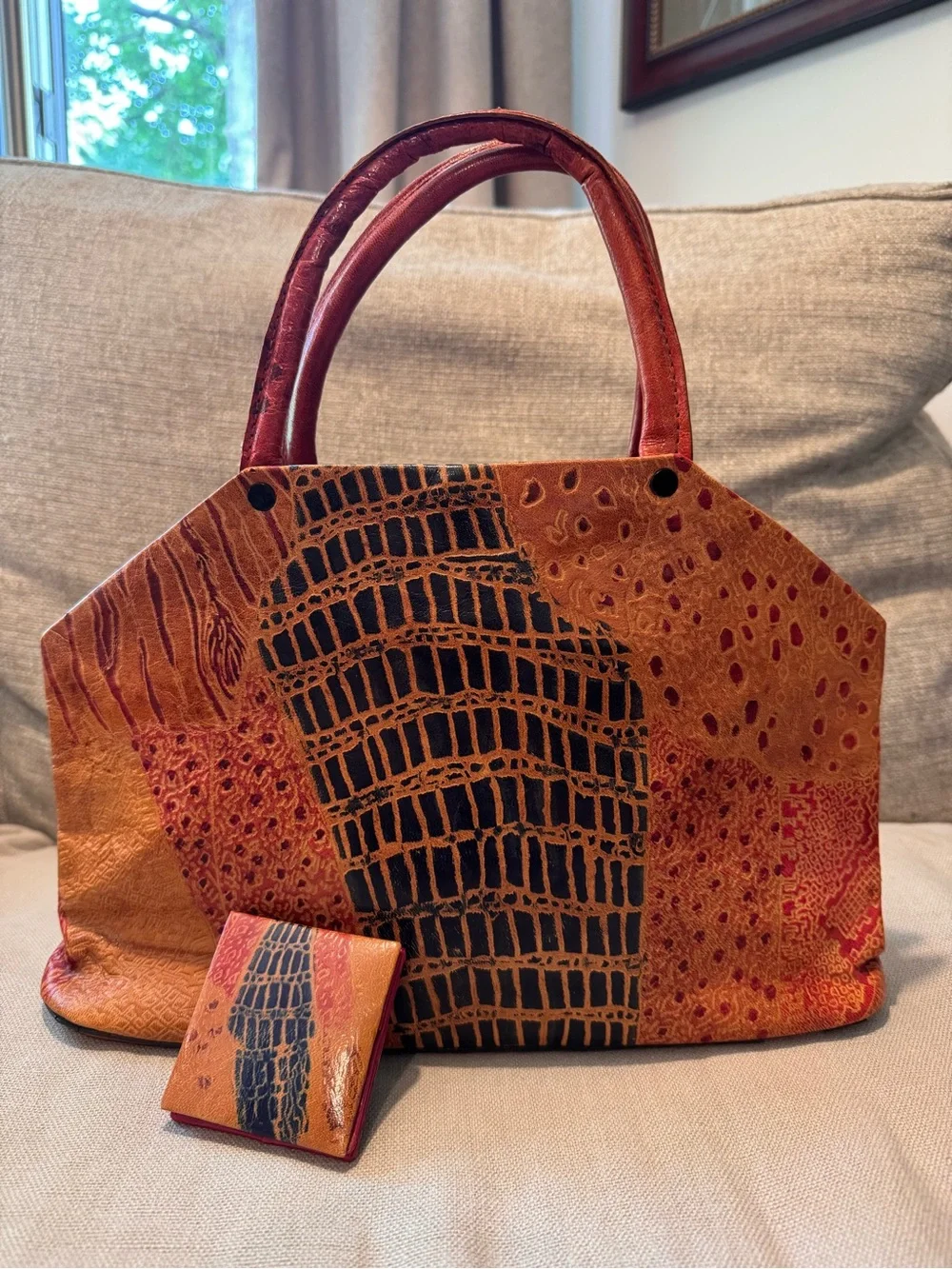 VTG Handcrafted Embossed Leather Handbag with Matching Coin Purse